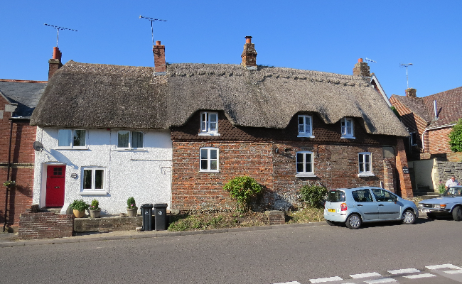 Thatched terraced property in Bere Regis