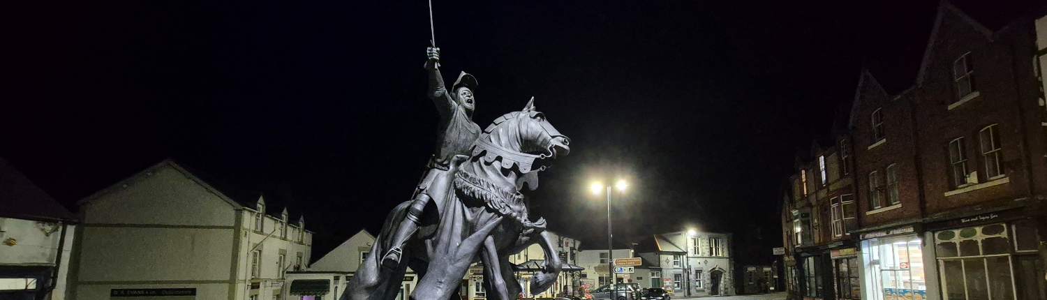 corwen-statue-horse Statue of Owain Glyndwyr in Corwen